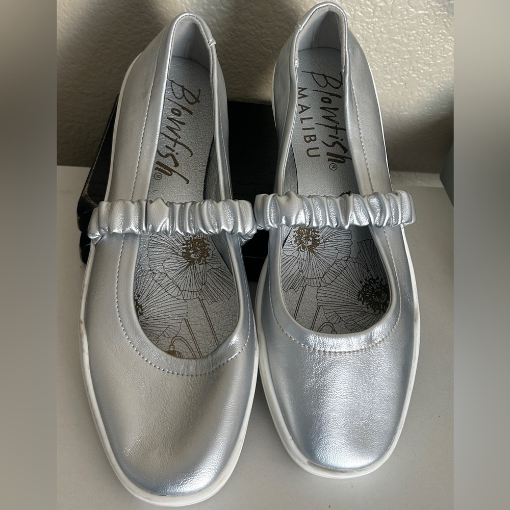 Blowfish NWOT Women's Silver Mary Jane Flats size 8.5
